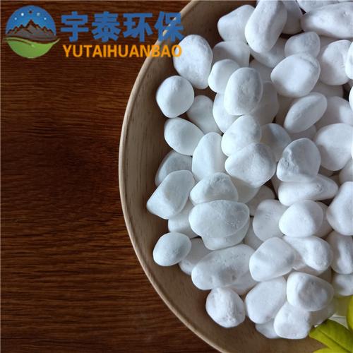 白色砾石在人工湿地与庭院景观中的双重应用